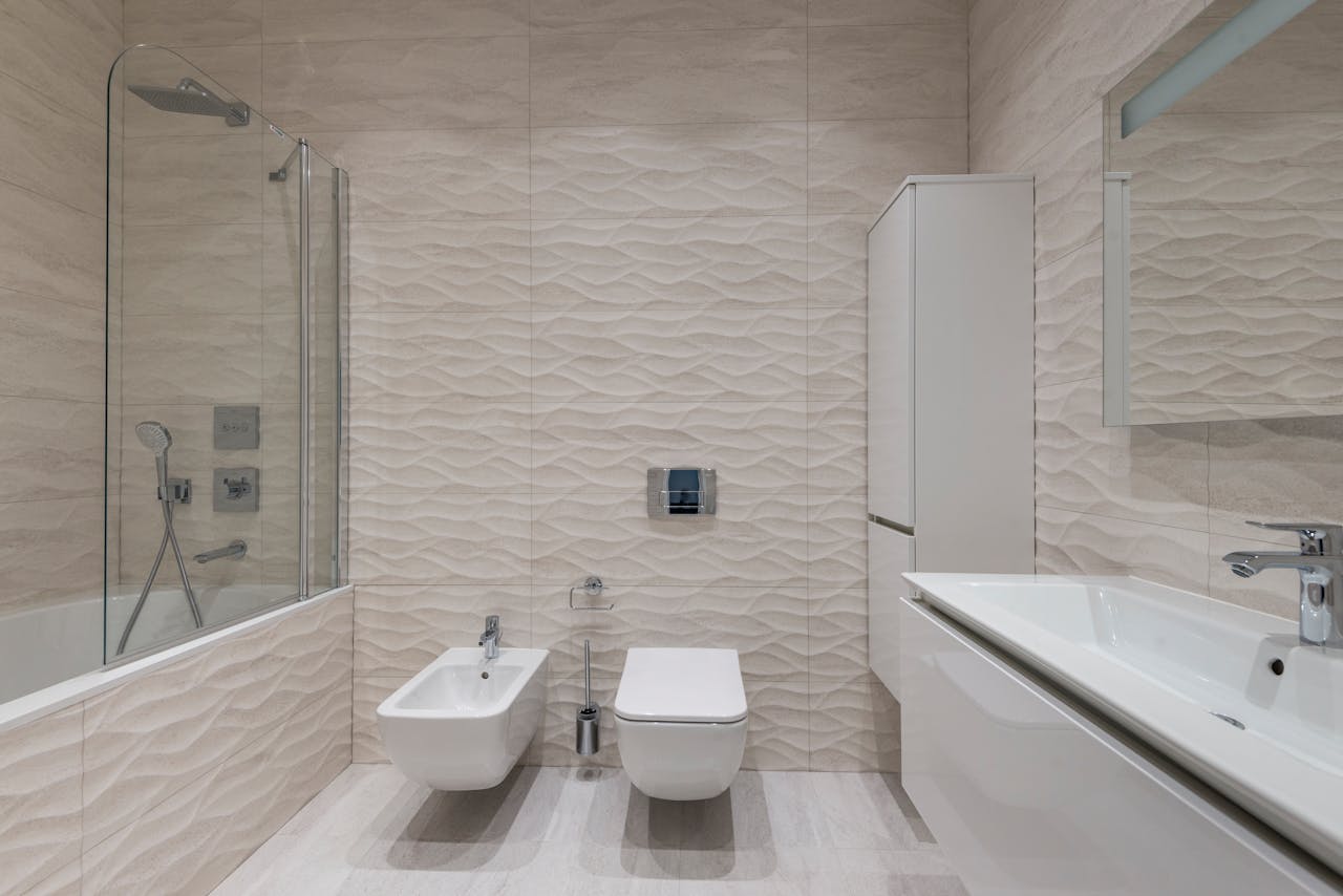 The Art of Drawing Readers In: Your attractive post title goes here Elegant modern bathroom with minimalist design and stylish fixtures.